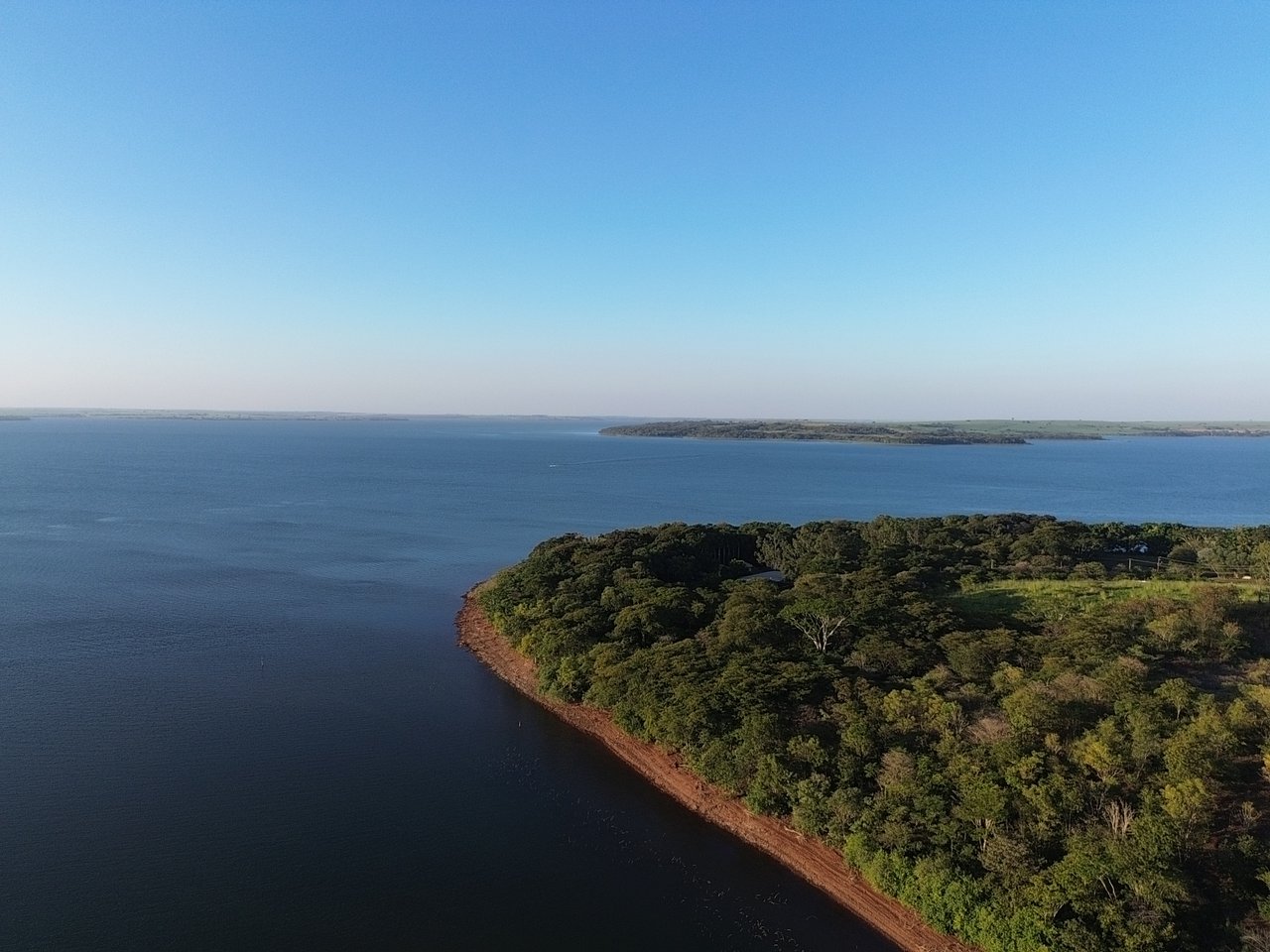 Vista aérea da península de Ilha Solteira — interface entre vegetação ripária e reservatório artificial