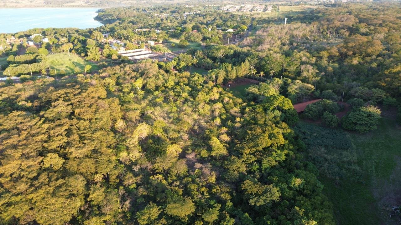 Mosaico urbano-vegetal-aquático em faixa marginal de reservatório