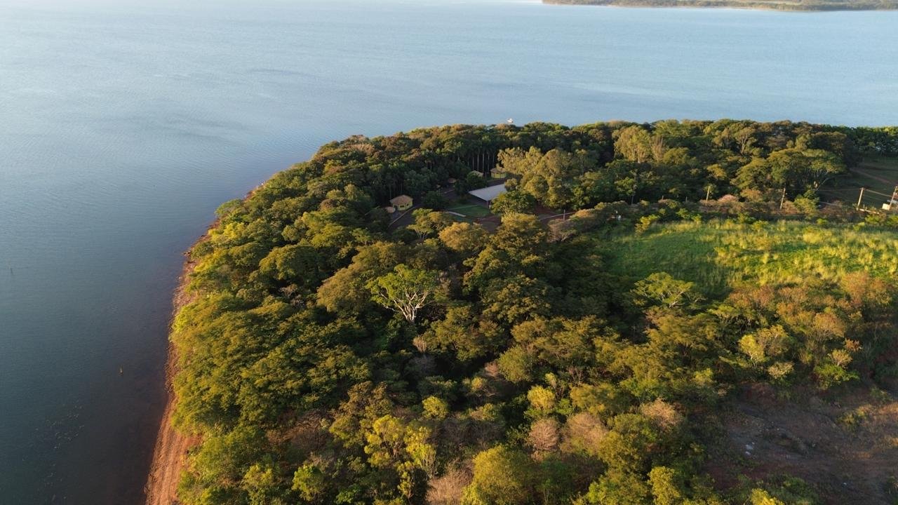 Vista aérea de península com vegetação preservada